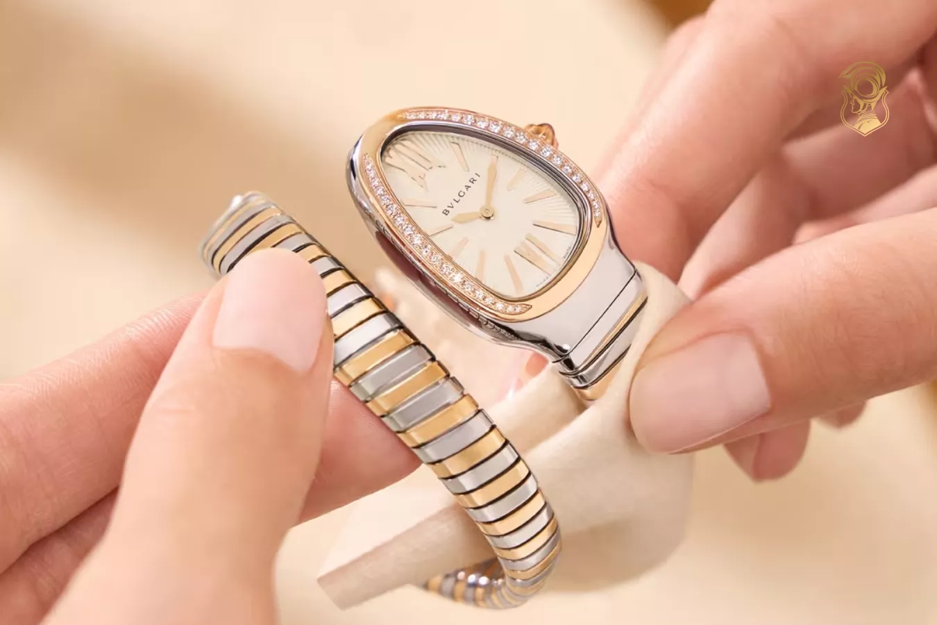 Nên bảo quản và vệ sinh đồng hồ nhẹ nhàng, tránh va đập mạnh