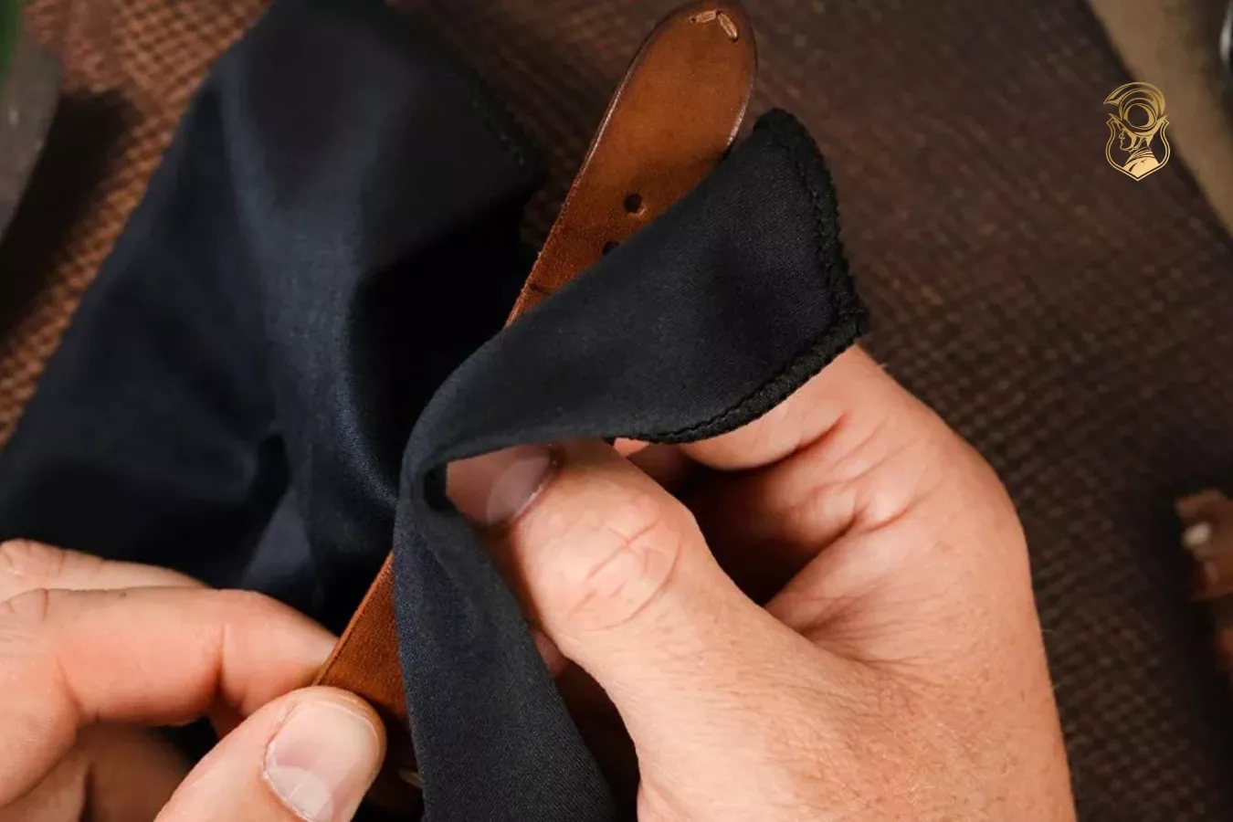 Đồng hồ dây da cần tránh tiếp xúc với nước, nên vệ sinh nhẹ nhàng định kỳ