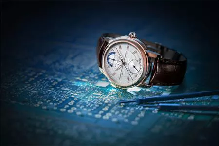 Frederique Constant cung cấp các mô hình mới trong bộ sưu tập Hybrid Manufacture