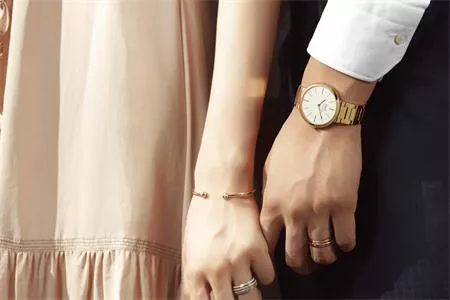 NHỮNG THIẾT KẾ ĐỒNG HỒ NAM TONE GOLD SANG TRỌNG