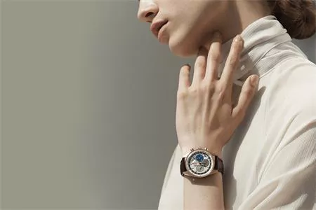 VÌ SAO PHÁI ĐẸP LẠI LỰA CHỌN ĐỒNG HỒ NỮ CAO CẤP NGOẠI CỠ?