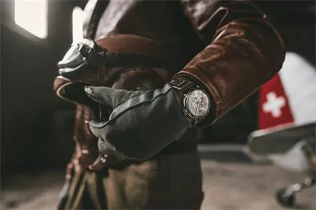 PHI CÔNG THÌ ĐEO ĐỒNG HỒ GÌ?