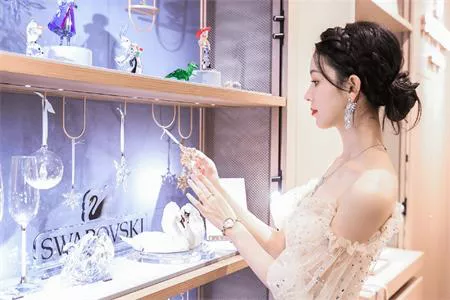 ĐỒNG HỒ SWAROVSKI CÓ TỐT KHÔNG? GIÁ BAO NHIÊU?