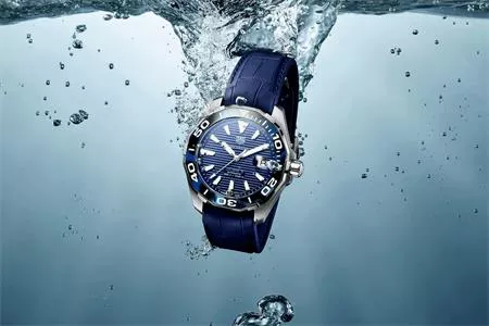 DIỆN MẠO MỚI VỚI “HIỆU ỨNG MAI RÙA” LẠ MẮT CỦA TAG HEUER AQUARACER