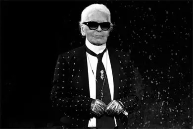 Karl Lagerfeld ra đi - Chanel tung ra những mẫu đồng hồ toàn màu đen