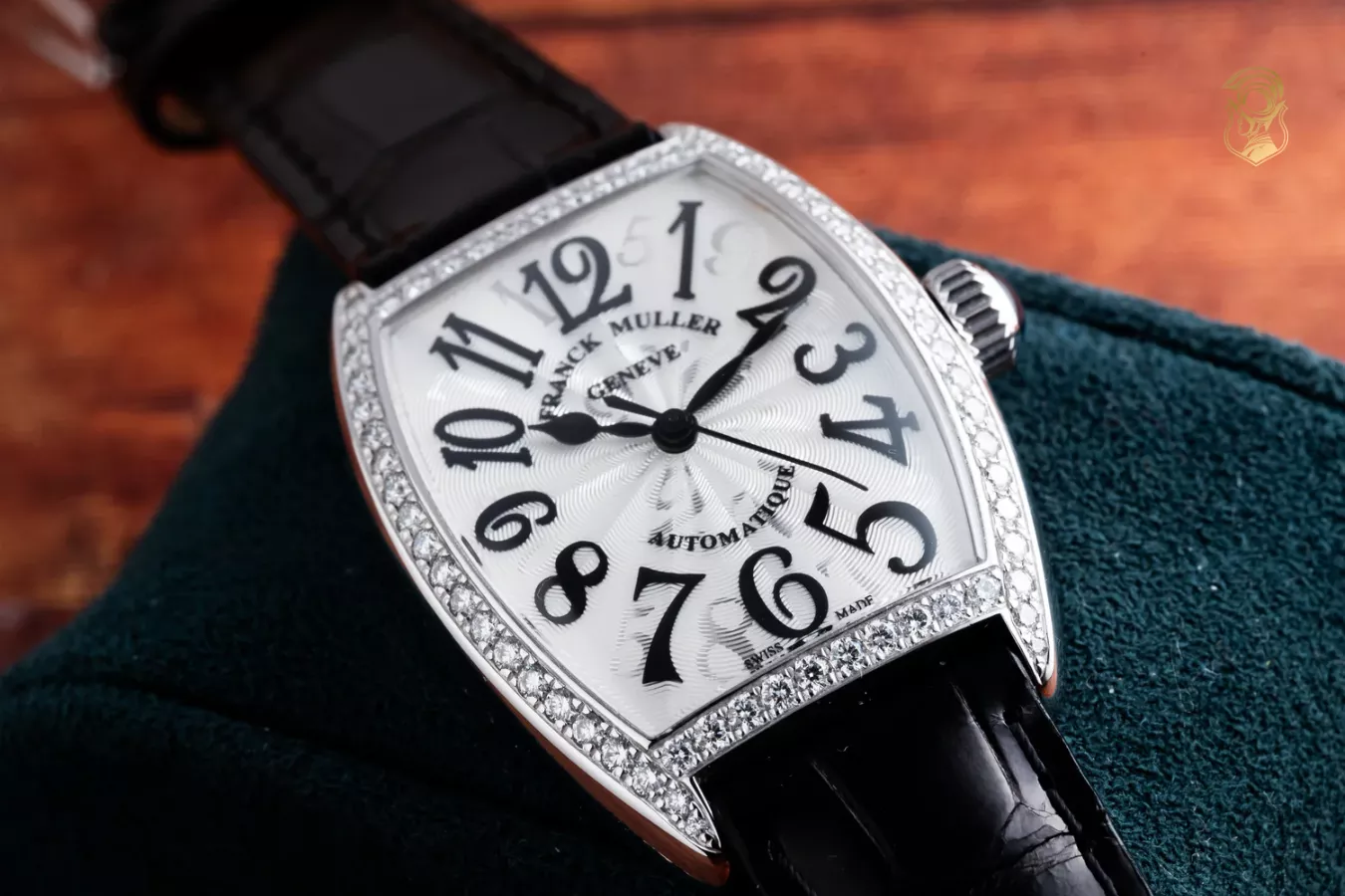 Đồng hồ Franck Muller Cintrée Curvex với dáng vỏ thùng rượu Tonneau độc đáo