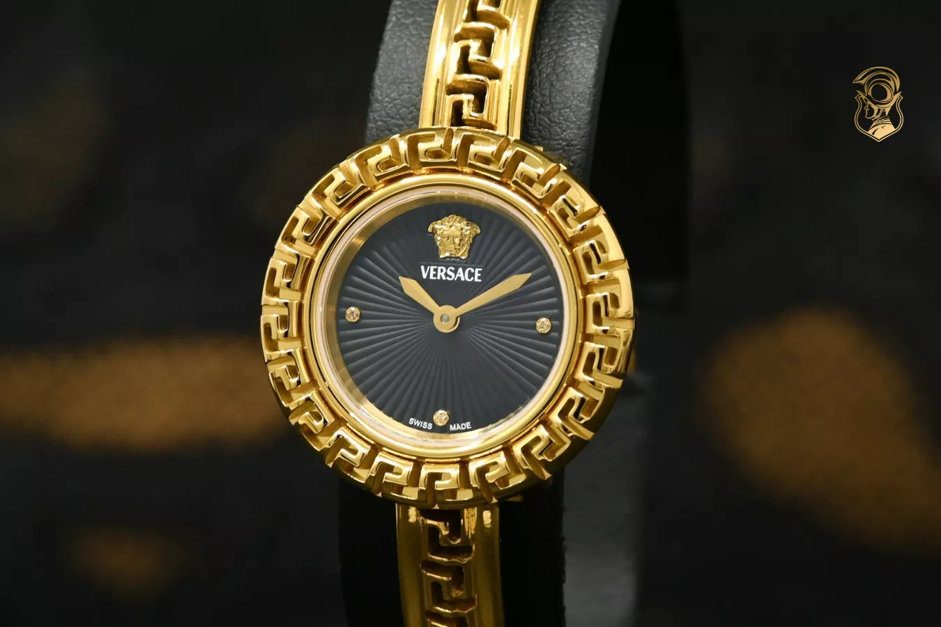 Biểu tượng Medusa (gương mặt thần thoại của Versace) xuất hiện đầy tinh tế trong Versace Greca 