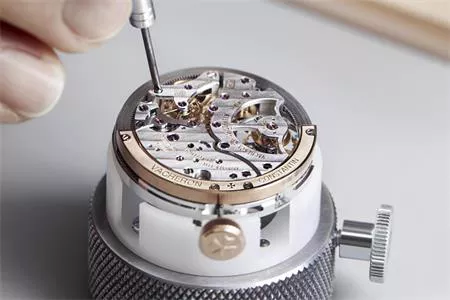 ĐỘ CHÍNH XÁC ĐỒNG HỒ (CHƯƠNG 3): CHIẾN THẮNG CỦA TRUYỀN THỐNG