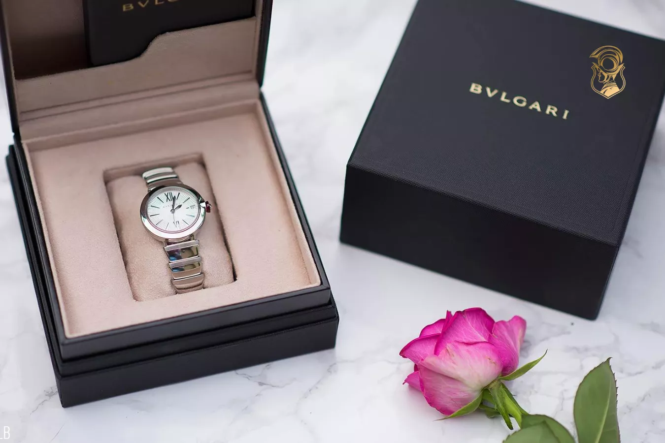 Bvlgari Lvcea tỉ mỉ đặt một viên đá quý màu hồng cắt kiểu cabochon cao quý lên núm vặn của mỗi chiếc Lvcea
