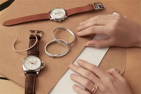 KHI KHOẢNH KHẮC LÃNG MẠN ĐƯỢC ĐÁNH DẤU BẰNG ĐỒNG HỒ ĐÔI XA XỈ