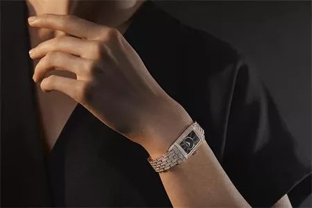 Jaeger-LeCoultre Phủ Lên Chiếc Áo Mới Đầy Lấp Lánh Cho Cô Nàng Reverso One Duetto