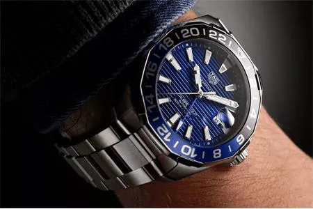 TÁI NGỘ TAG HEUER AQUARACER GMT DIỆN MẠO MỚI NĂM 2020