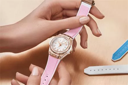 NƠI ẨN NÁU CỦA THỜI GIAN TRONG NHỮNG CỖ MÁY CƠ DÀNH CHO PHÁI ĐẸP