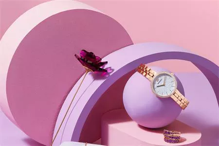 ĐỒNG HỒ PHA LÊ SWAROVSKI & KHAO KHÁT CỦA PHÁI ĐẸP