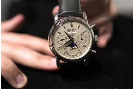 ĐỒNG HỒ THỤY SỸ BỊ LÀM GIẢ NGÀY CÀNG NÓNG TRÊN THẾ GIỚI