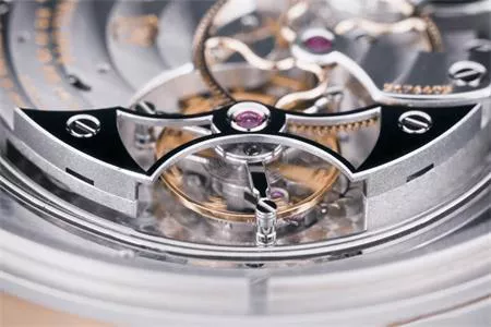 BÀN VỀ TÍNH THIẾT THỰC CỦA ĐỒNG HỒ TOURBILLON
