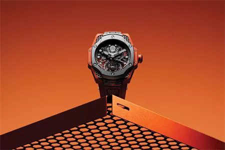 HUBLOT RA MẮT BIG BANG TOURBILLON SAMUEL ROSS VỚI THIẾT KẾ TỔ ONG TÁO BẠO