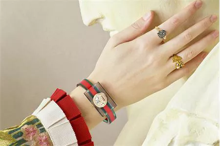 ĐỒNG HỒ GUCCI PLEXIGLASS - THIẾT KẾ ĐỒNG HỒ ĐẦY TÁO BẠO