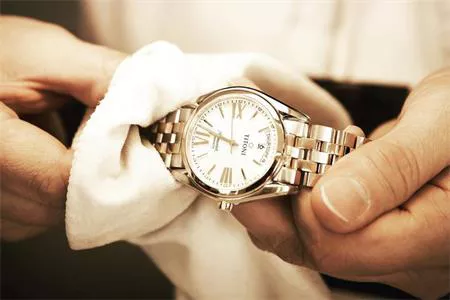 HƯỚNG DẪN CÁCH VỆ SINH ĐỒNG HỒ MẠ VÀNG