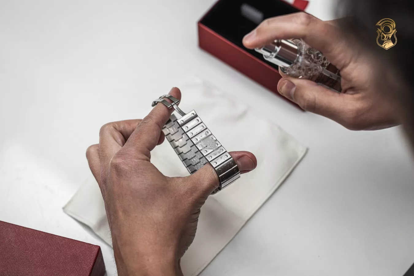 Cách bảo quản và chăm sóc đồng hồ đính đá Moissanite
