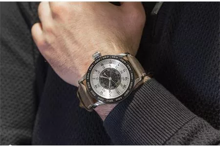 Longines Hour Angle - Chiếc đồng hồ đánh dấu đánh dấu 90 năm phi công Charles Lindberg một mình vượt Đại Tây Dương