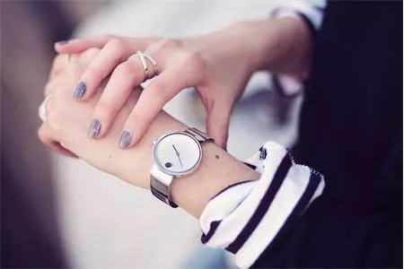 ĐỒNG HỒ MOVADO EDGE: MANG VẺ ĐẸP TỪ CỒN CÁT SA MẠC SAHARA