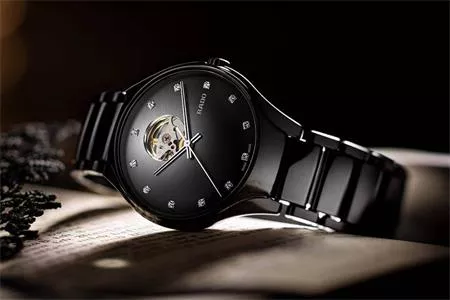 RADO TRUE SECRET - GÓC NHÌN CỞI MỞ TRÊN NỀN GỐM TỐI GIẢN