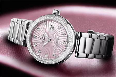 CẬN CẢNH CHIẾC OMEGA LADYMATIC MẶT SỐ MÀU HỒNG ĐƯỢC SĂN ĐÓN NHẤT