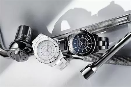 VẺ ĐẸP VÔ SONG CỦA ĐỒNG HỒ CHANEL J12