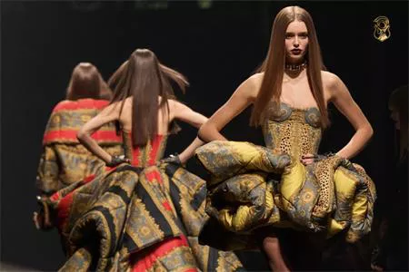 Versace Thu Đông 2025: Khám Phá BST đồng hồ Versace quyền lực